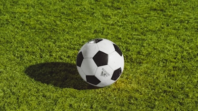 英超联赛高清直播画面截图，显示球员在绿茵场上激烈拼抢